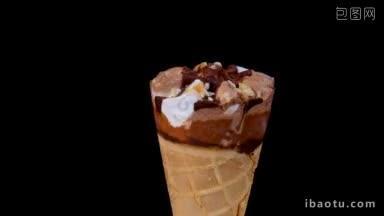 巧克力和香草冰淇淋在黑色背景旋转蛋卷